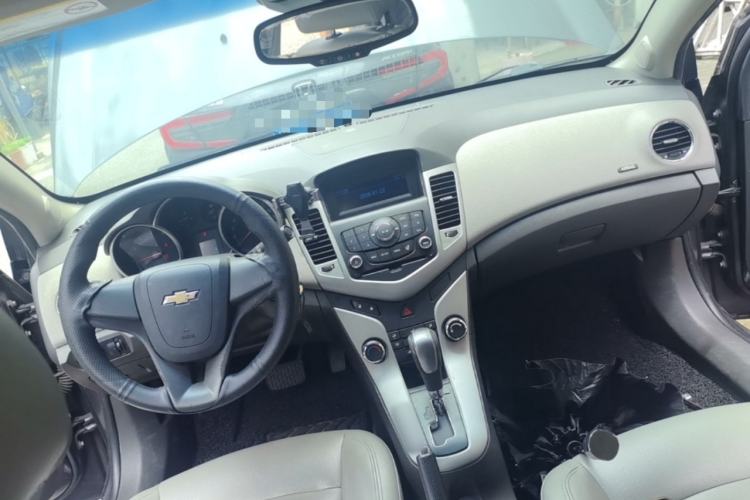 Used Chevrolet Cruze 2012 1.8L SE AT Center Console