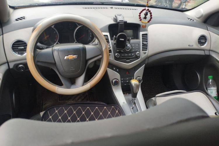 Used Chevrolet Cruze 2012 1.8L SE AT Center Console