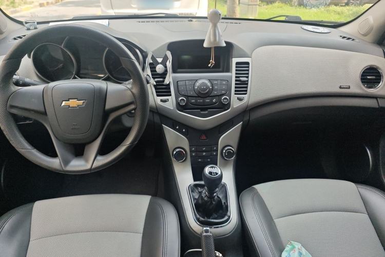 Used Chevrolet Cruze 2012 1.6L SE MT Center Console