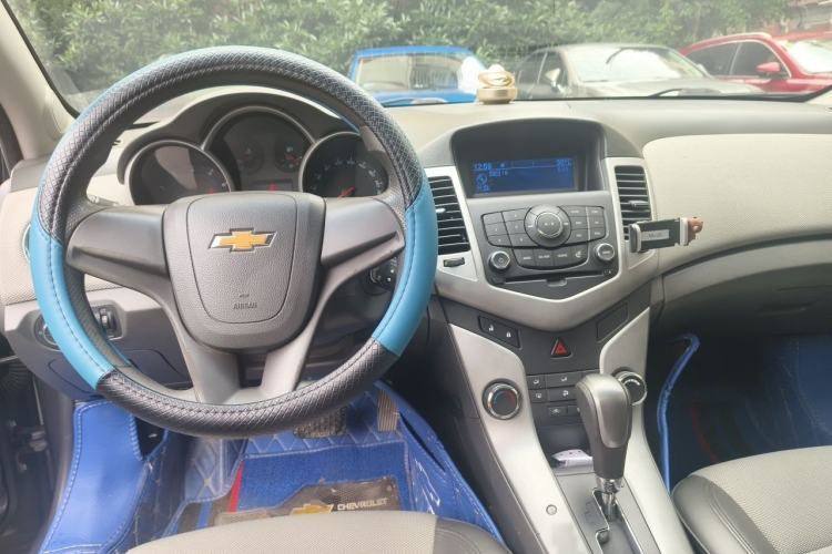 Used Chevrolet Cruze 2012 1.8L SE AT Center Console