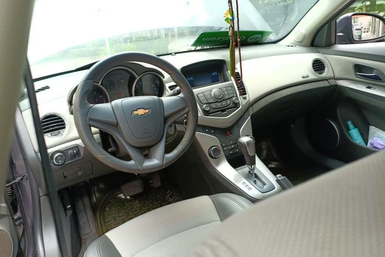 Used Chevrolet Cruze 2012 1.8L SE AT Center Console