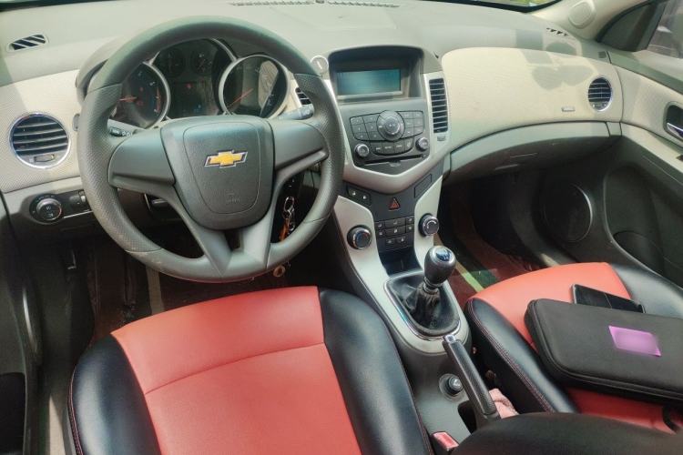Used Chevrolet Cruze 2012 1.6L SL MT Center Console