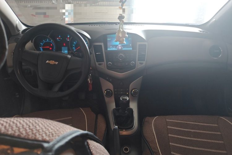 Used Chevrolet Cruze 2012 1.6L SL MT Center Console