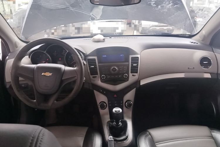 Used Chevrolet Cruze 2012 1.6L SE MT Center Console