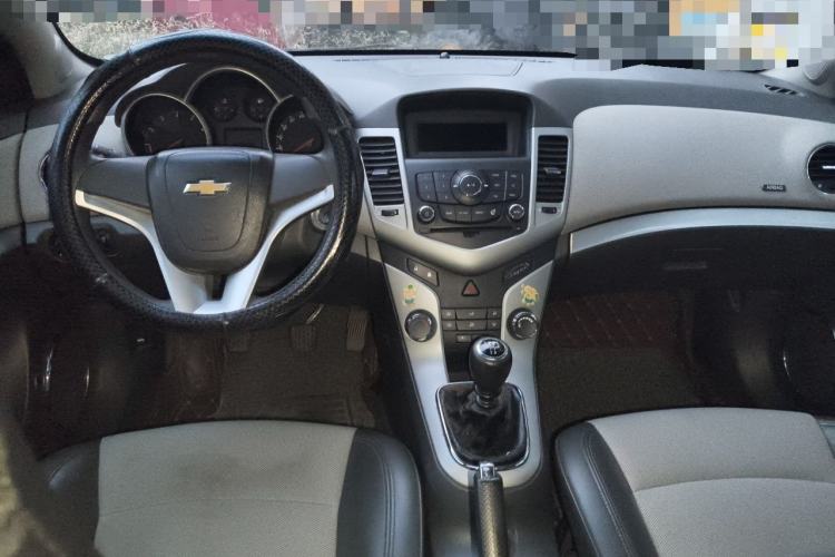 Used Chevrolet Cruze 2012 1.6L SE MT Center Console