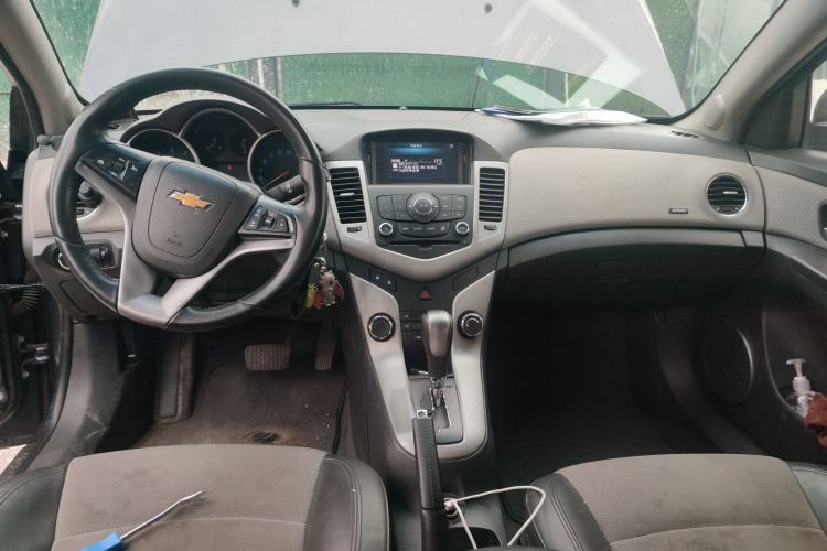 Used Chevrolet Cruze 2012 1.8L SE AT Center Console