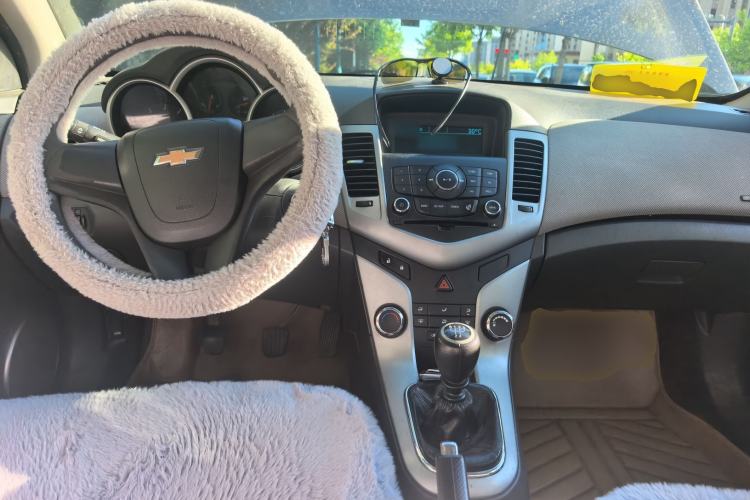 Used Chevrolet Cruze 2012 1.6L SL MT Center Console