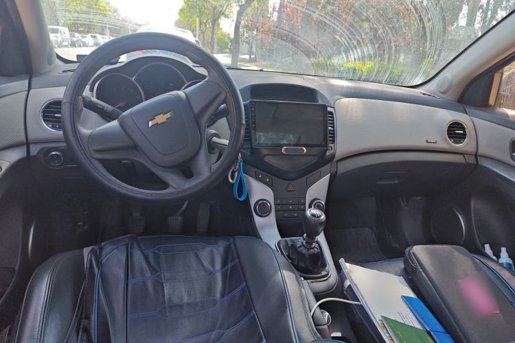 Used Chevrolet Cruze 2012 1.6L SE MT Center Console