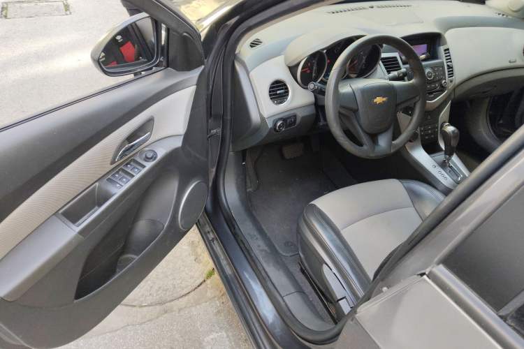 Used Chevrolet Cruze 2012 1.8L SE AT Driver Seat