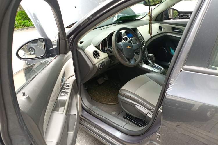 Used Chevrolet Cruze 2012 1.8L SE AT Driver Seat
