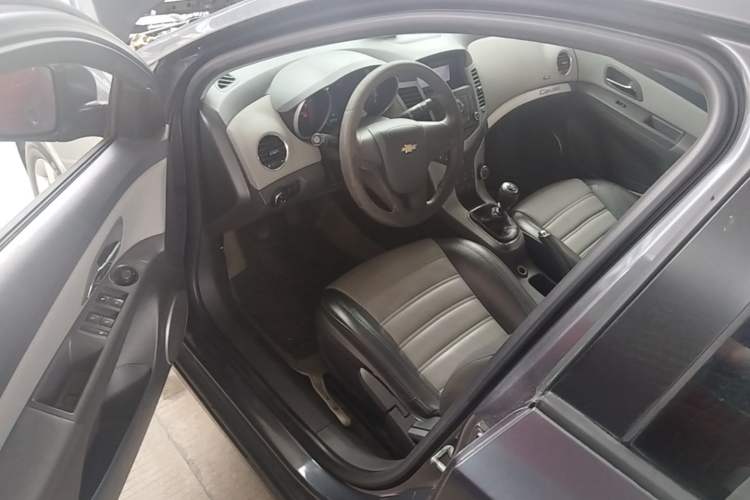 Used Chevrolet Cruze 2012 1.6L SE MT Driver Seat