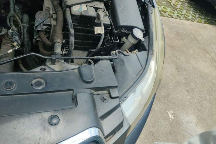 Used Chevrolet Cruze 2012 1.6L SL MT Engine Bay Left