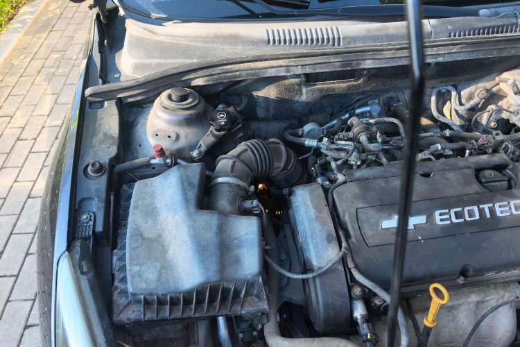 Used Chevrolet Cruze 2012 1.6L SL MT Engine Bay Right