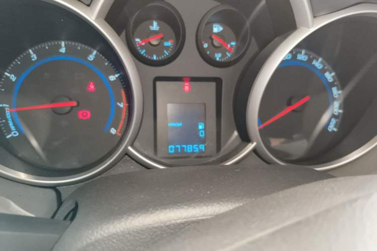 Used Chevrolet Cruze 2012 1.6L SL MT Odometer Close Up