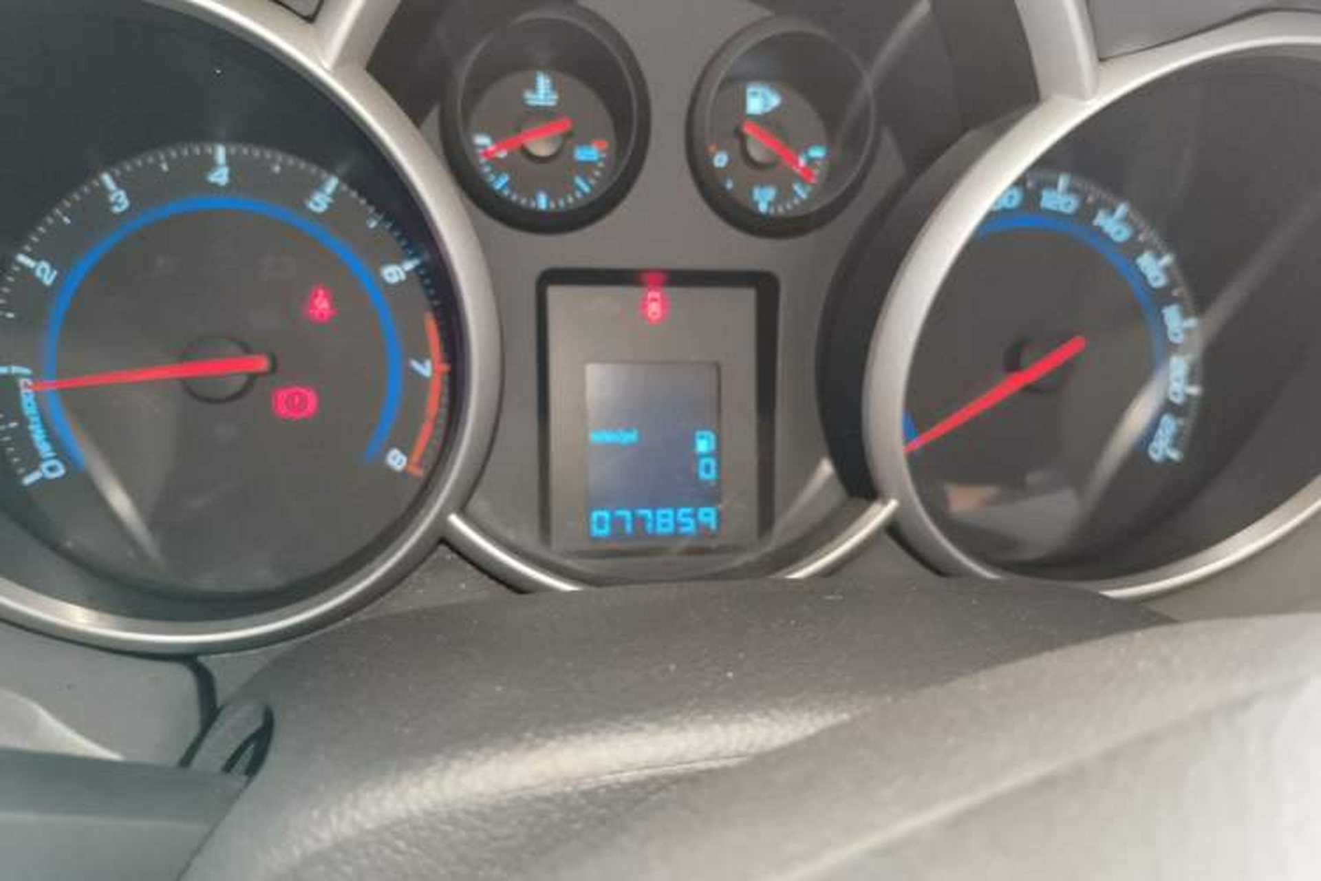 Used Chevrolet Cruze 2012 1.6L SL MT Odometer Close Up