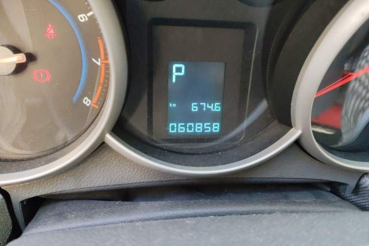 Used Chevrolet Cruze 2012 1.8L SE AT Odometer Close Up