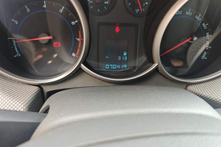 Used Chevrolet Cruze 2012 1.6L SE MT Odometer Close Up