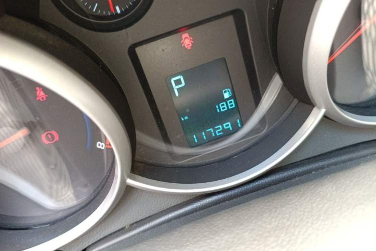 Used Chevrolet Cruze 2012 1.8L SE AT Odometer Close Up