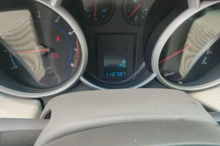 Used Chevrolet Cruze 2012 1.6L SL MT Odometer Close Up