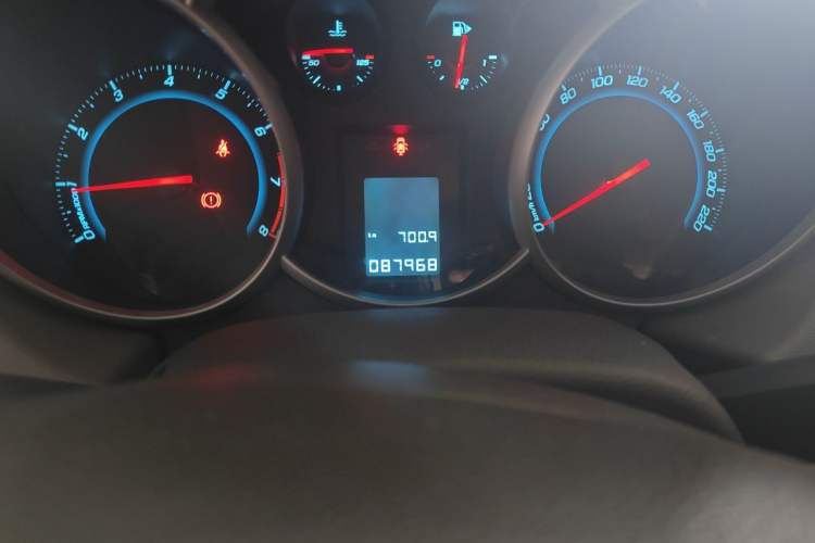 Used Chevrolet Cruze 2012 1.6L SL MT Odometer Close Up