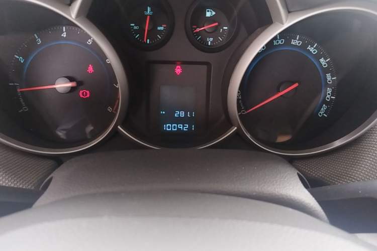 Used Chevrolet Cruze 2012 1.6L SE MT Odometer Close Up