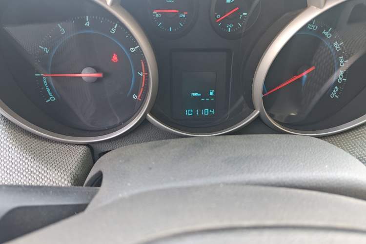 Used Chevrolet Cruze 2012 1.6L SE MT Odometer Close Up