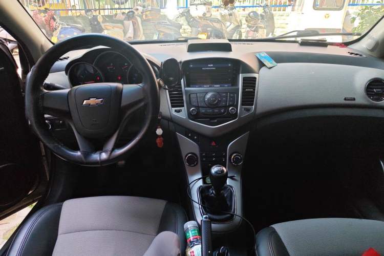 Used Chevrolet Cruze 2012 1.6L SE MT Center Console