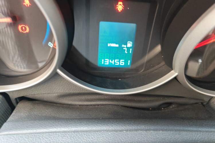 Used Chevrolet Cruze 2012 1.6L SE MT Odometer Close Up