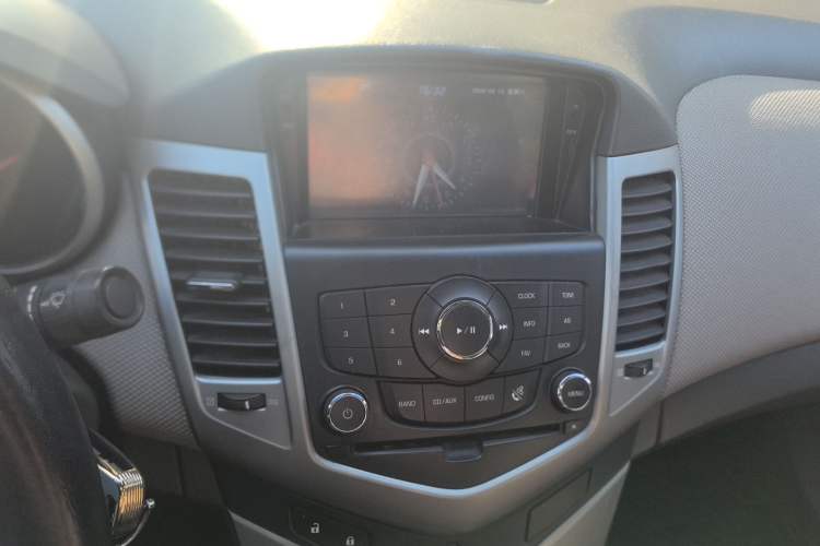 Used Chevrolet Cruze 2012 1.6L SE MT Audio And AC Panel