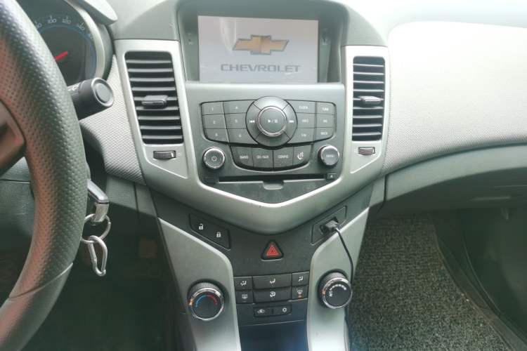 Used Chevrolet Cruze 2012 1.6L SE MT Audio And AC Panel