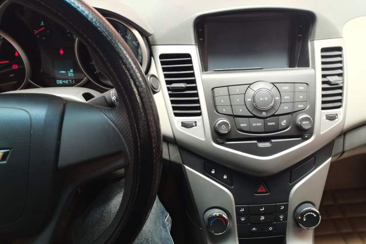 Used Chevrolet Cruze 2012 1.6L SL MT Audio And AC Panel