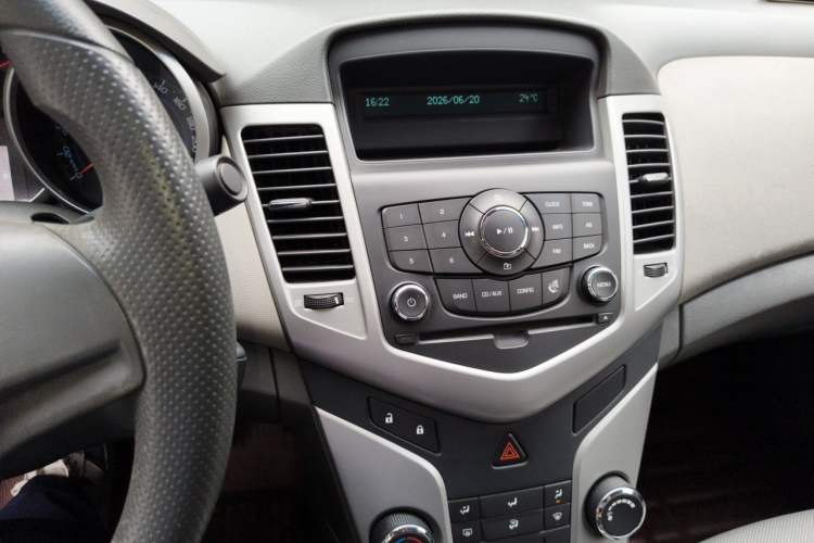 Used Chevrolet Cruze 2012 1.6L SL MT Audio And AC Panel