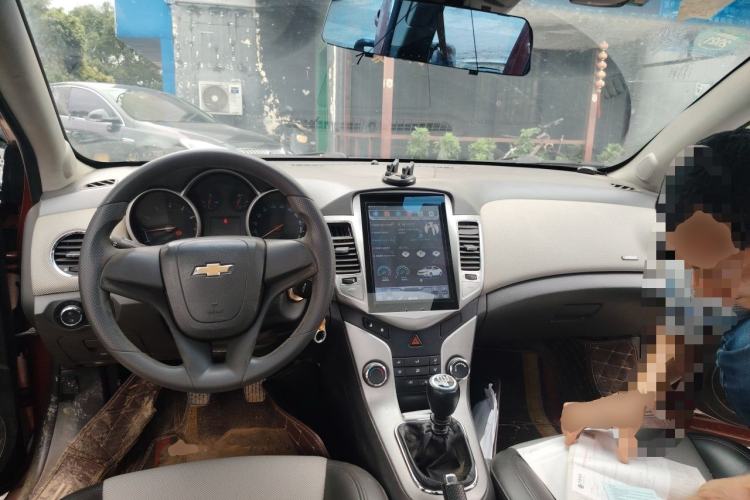 Used Chevrolet Cruze 2012 1.6L SE MT Center Console
