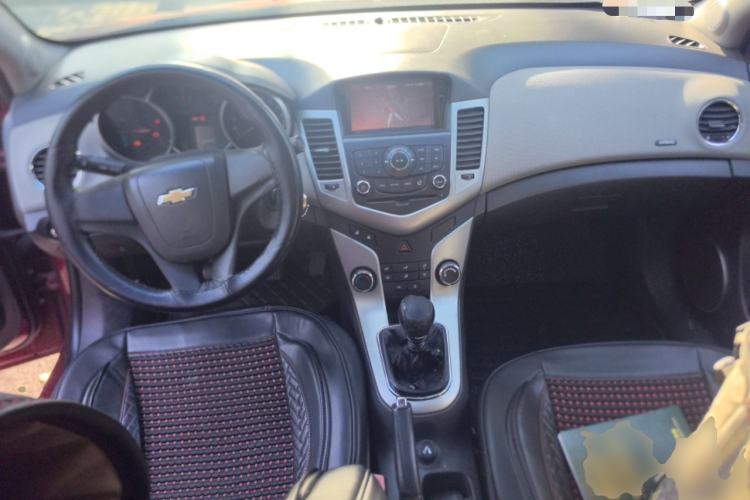 Used Chevrolet Cruze 2012 1.6L SE MT Center Console