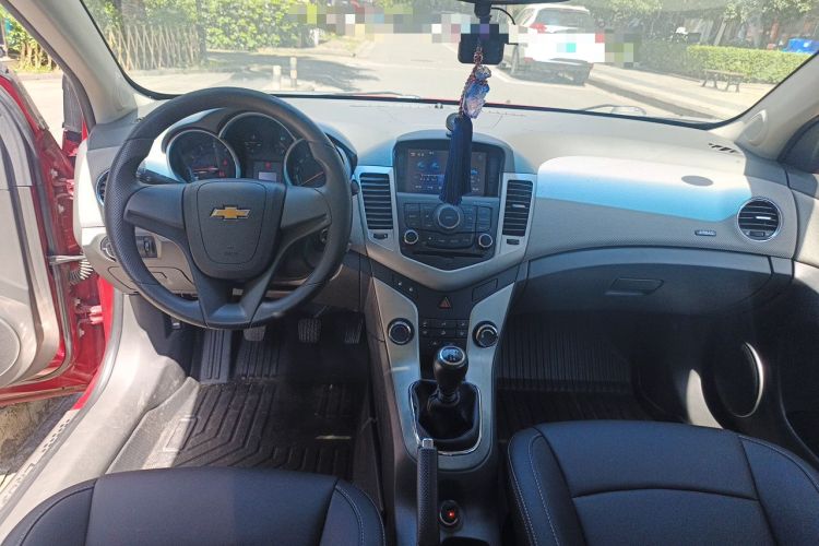 Used Chevrolet Cruze 2012 1.6L SE MT Center Console