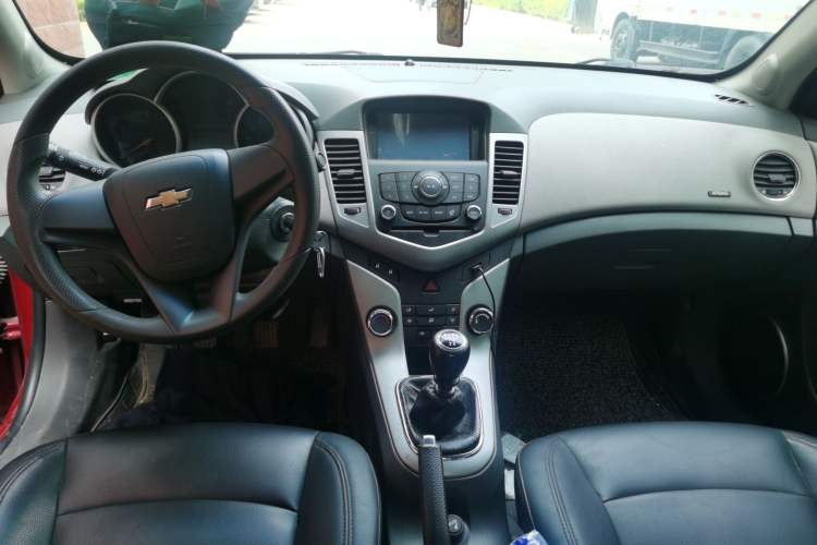 Used Chevrolet Cruze 2012 1.6L SE MT Center Console