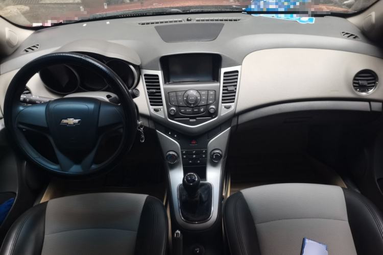 Used Chevrolet Cruze 2012 1.6L SL MT Center Console