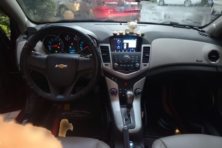 Used Chevrolet Cruze 2012 1.8L SE AT Center Console