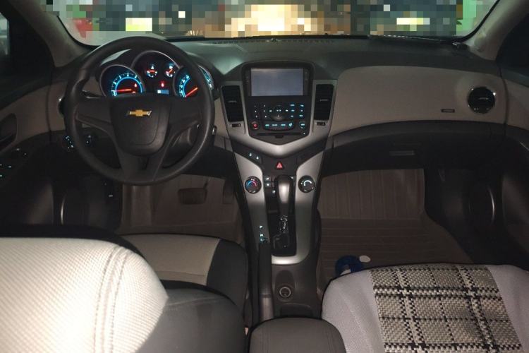 Used Chevrolet Cruze 2012 1.8L SE AT Center Console