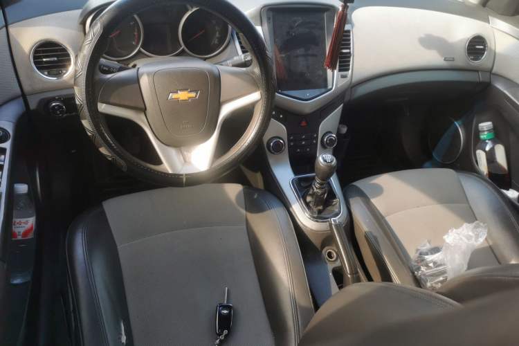 Used Chevrolet Cruze 2012 1.6L SE MT Center Console