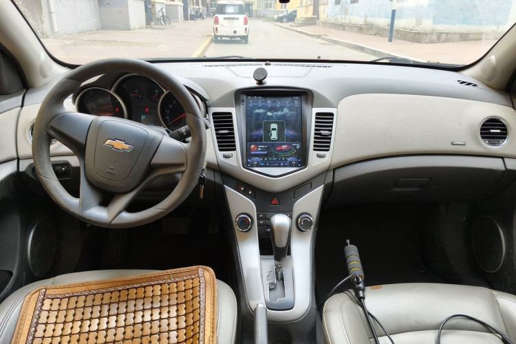 Used Chevrolet Cruze 2012 1.8L SE AT Center Console