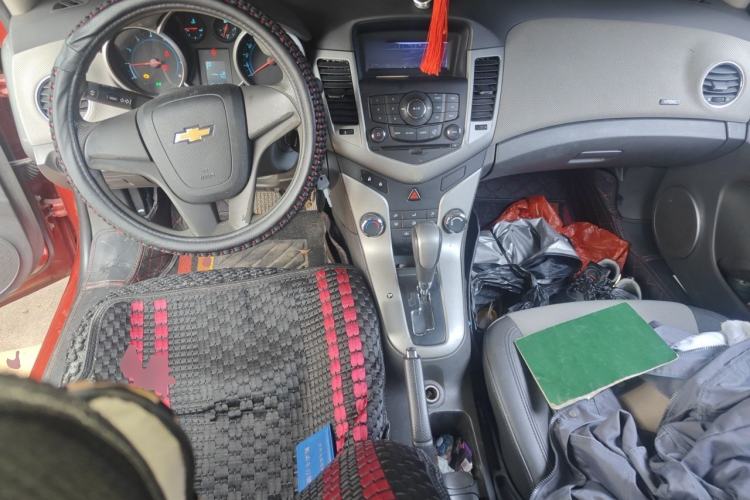 Used Chevrolet Cruze 2012 1.8L SE AT Center Console