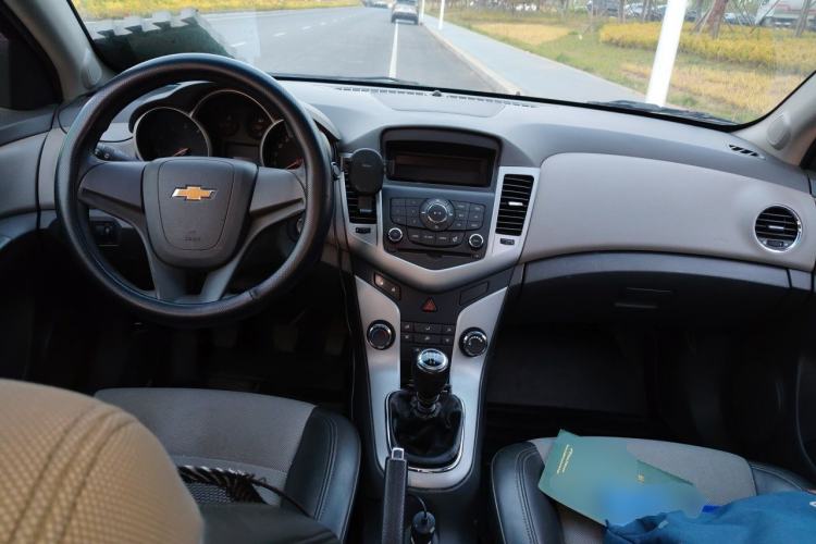 Used Chevrolet Cruze 2012 1.6L SL Grand Edition Manual Transmission Center Console