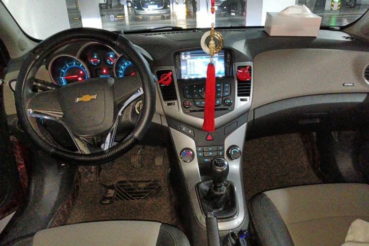 Used Chevrolet Cruze 2012 1.6L SL MT Center Console