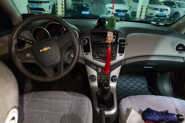 Used Chevrolet Cruze 2012 1.6L SL MT Center Console