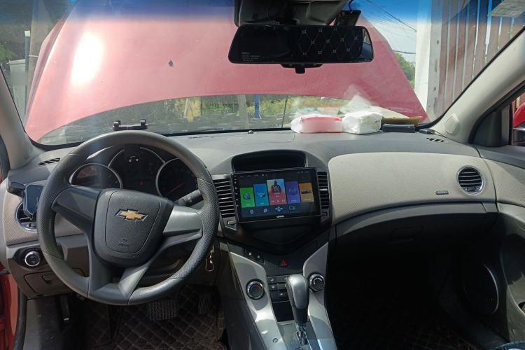 Used Chevrolet Cruze 2012 1.8L SE AT Center Console