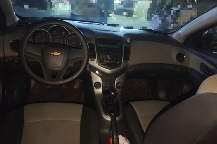 Used Chevrolet Cruze 2012 1.6L SL MT Center Console