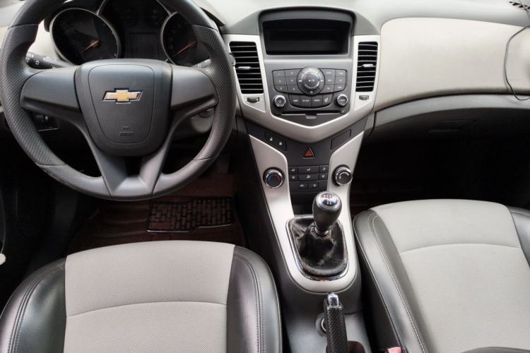 Used Chevrolet Cruze 2012 1.6L SL MT Center Console