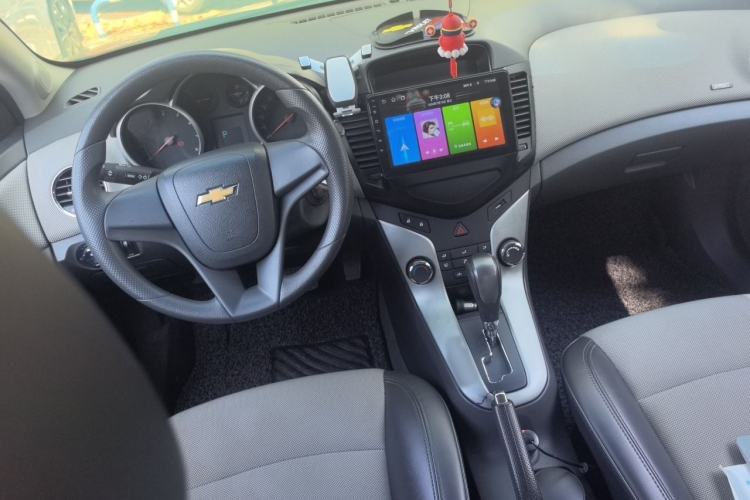 Used Chevrolet Cruze 2012 1.8L SE AT Center Console