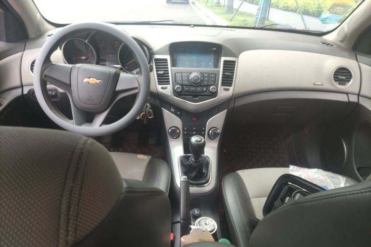 Used Chevrolet Cruze 2012 1.6L SE MT Center Console